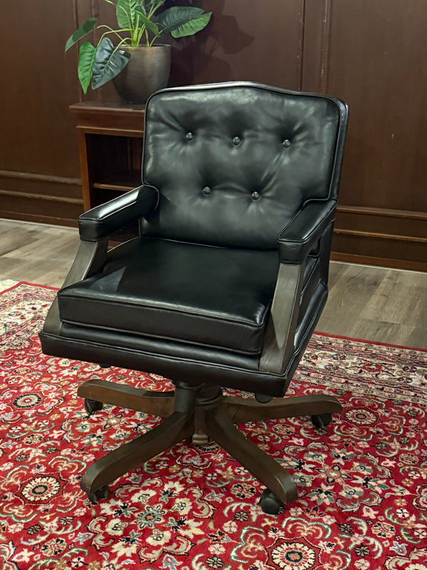 Vintage stoel, Chesterfield, teakhout, zwart leer, 116