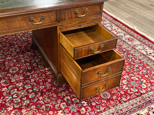 Vintage bureau, klassiek Engels bureau, notenhout, groen leer, 619