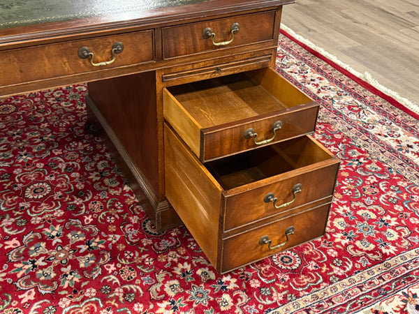 Vintage bureau, klassiek Engels bureau, notenhout, groen leer, 619