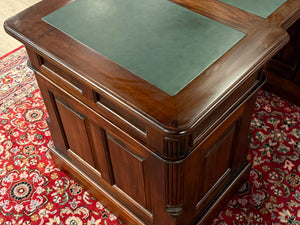Vintage bureau, klassiek Engels bureau, mahoniehout, groen leer, 569