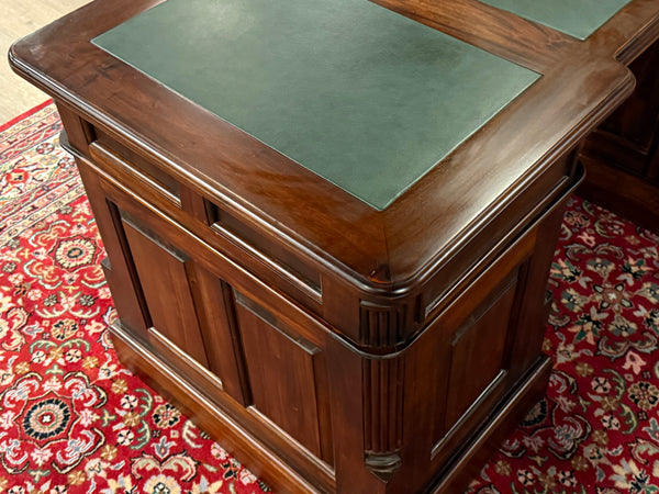 Vintage bureau, klassiek Engels bureau, mahoniehout, groen leer, 569