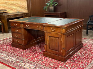 Vintage bureau, klassiek Engels bureau, partnerdesk, mahoniehout, groen leer, 572