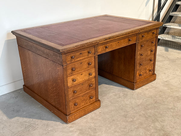 Antiek bureau, klassiek Engels bureau, eikenhout, rood leer, 695
