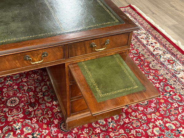 Vintage bureau, klassiek Engels bureau, notenhout, groen leer, 619