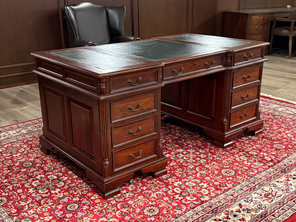 Vintage bureau, klassiek Engels bureau, Mahoniehout, groen leer, 611