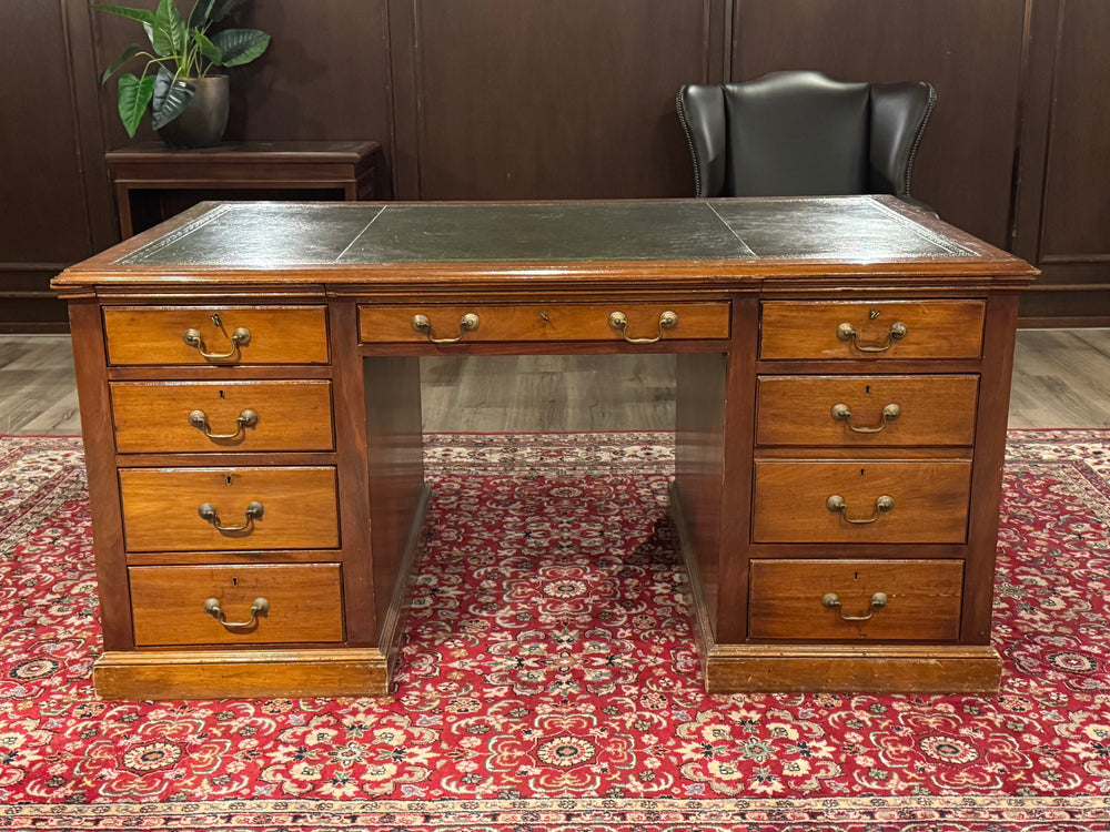 Bureau vintage, bureau anglais ancien, bois de cerisier, cuir vert, 666