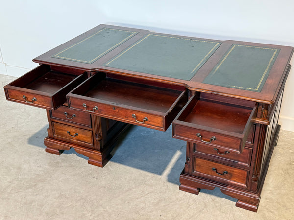 Vintage bureau, klassiek Engels bureau, mahoniehout, groen leer, 715