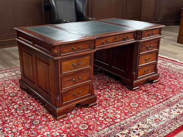 Vintage bureau, klassiek Engels bureau, mahoniehout, groen leer, 626