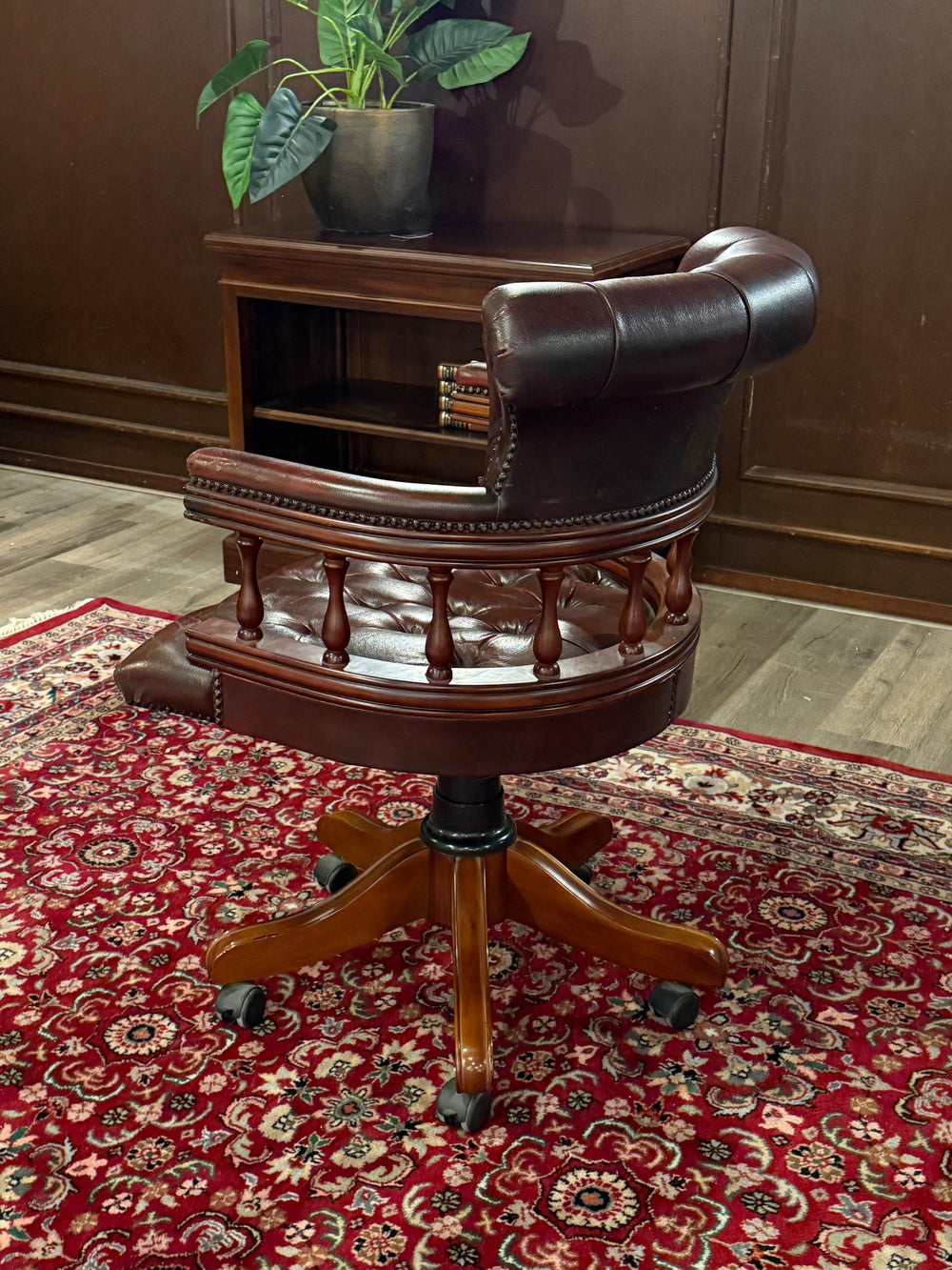 Vintage stoel, Chesterfield, mahoniehout, rood leer, 123