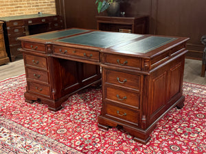 Vintage bureau, klassiek Engels bureau, mahoniehout, groen leer, 626