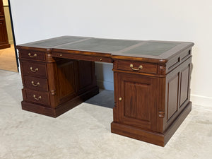 Vintage bureau, partnerdesk, klassiek Engels bureau, mahoniehout, groen leer, 692