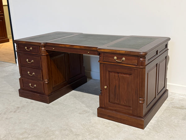 Vintage bureau, partnerdesk, klassiek Engels bureau, mahoniehout, groen leer, 692