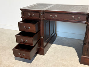 Vintage bureau, klassiek Engels bureau , mahoniehout, zwart leer, 708