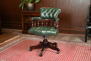 Chaise vintage, cuir vert, bois de mahogany, Chesterfield, 257