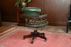 Chaise vintage, cuir vert, bois de mahogany, Chesterfield, 257