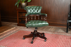 Chaise vintage, cuir vert, bois de mahogany, Chesterfield, 257