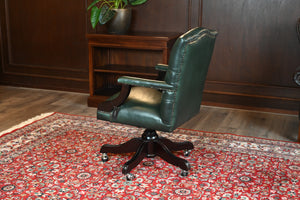 Vintage stoel, Groen leer, Mahoniehout, Chesterfield, 265