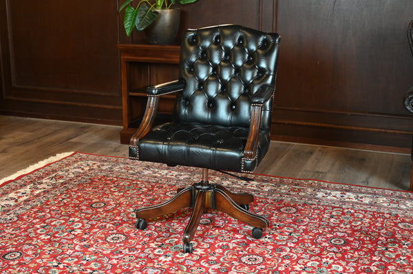 Vintage stoel, Zwart leer, Eikenhout, Chesterfied, 266