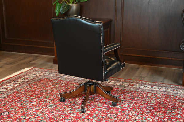 Vintage stoel, Zwart leer, Eikenhout, Chesterfied, 266