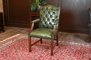 Vintage stoel, Groen leer, Eikenhout, Chesterfield, 270