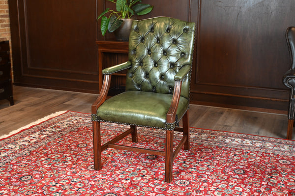 Vintage stoel, Groen leer, Eikenhout, Chesterfield, 270