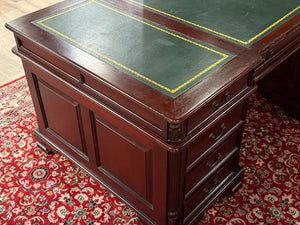 Vintage bureau, klassiek Engels bureau, partnerdesk , mahoniehout , groen leer, 566
