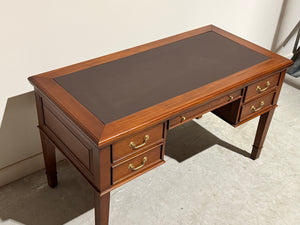 Vintage schrijftafel, klassiek Engels bureau, mahoniehout, bruin leer, 711