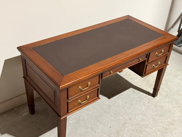 Vintage schrijftafel, klassiek Engels bureau, mahoniehout, bruin leer, 711
