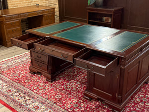Vintage bureau, partnerdesk, klassiek Engels bureau, mahoniehout, groen leer, 671