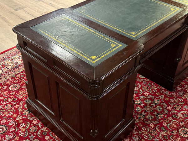 Vintage bureau, klassiek Engels bureau, mahoniehout, groen leer, 664
