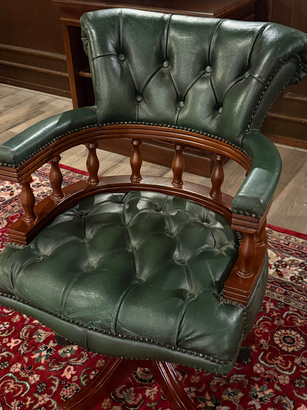 Vintage stoel, Chesterfield, mahoniehout, groen leer, 124