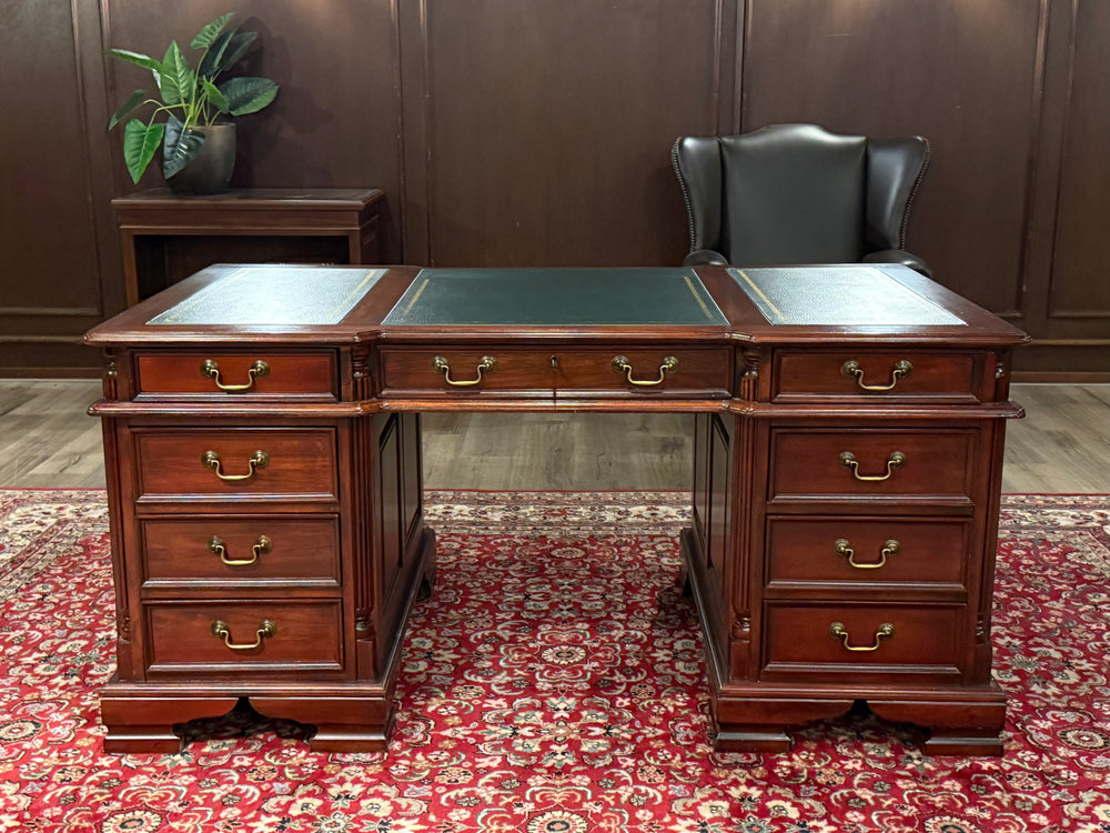 Vintage bureau, klassiek Engels bureau, mahoniehout , groen leer, 684