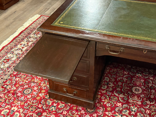 Vintage bureau, antiek Engels bureau, eikenhout, groen leer, 663