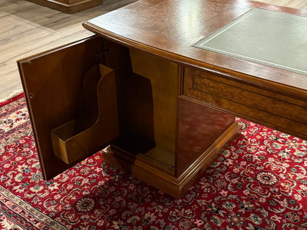 Vintage-Schreibtisch, klassischer englischer Schreibtisch, Kirschholz, grünes Leder, 637