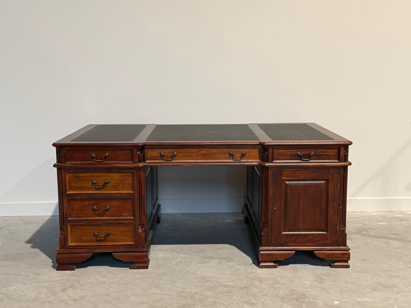 Vintage bureau, partnerdesk, klassiek Engels bureau, mahoniehout, zwart leer, 689