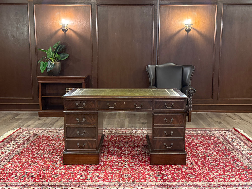 Vintage-Schreibtisch, klassischer englischer Schreibtisch, Nussbaumholz, grünes Leder, 641
