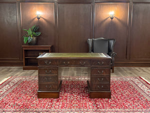 Vintage-Schreibtisch, klassischer englischer Schreibtisch, Nussbaumholz, grünes Leder, 641