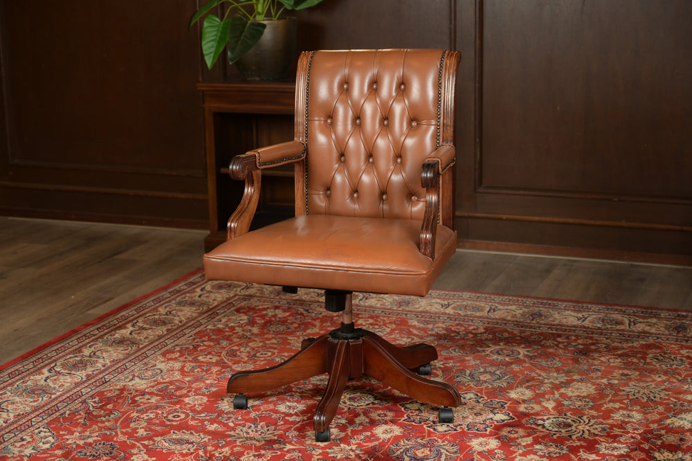 Chaise vintage 232 - Cuir brun clair, bois de chêne, hauteur réglable