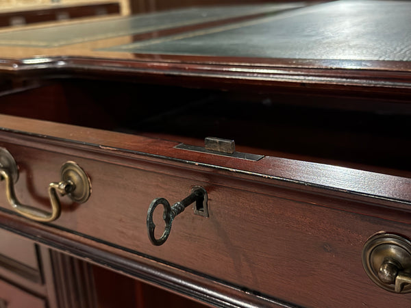 Bureau vintage, bureau anglais classique, acajou, cuir vert, 642