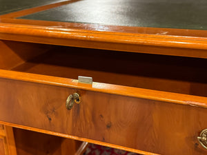 Vintage bureau, klassiek Engels bureau, kersenhout, groen leer, 613