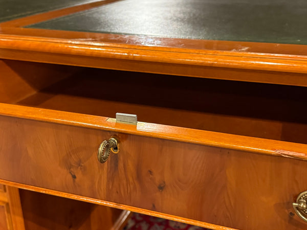 Vintage bureau, klassiek Engels bureau, kersenhout, groen leer, 613