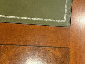 Vintage-Schreibtisch, klassischer englischer Schreibtisch, Kirschholz, grünes Leder, 637