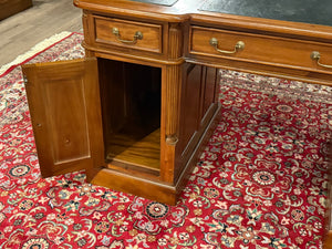 Vintage bureau, klassiek Engels bureau, mahoniehout, groen leer, 672