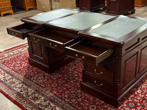 Vintage-Schreibtisch, Partnerdesk, klassischer englischer Schreibtisch, Mahagoni, grünes Leder, 653