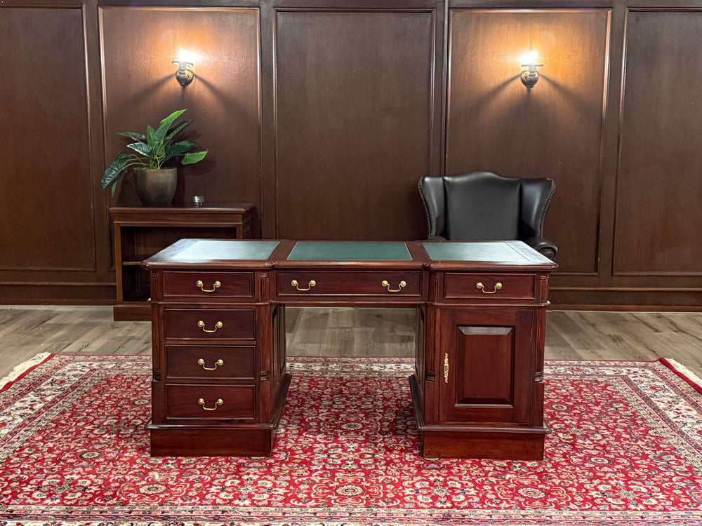 Vintage bureau, klassiek Engels bureau, partnerdesk, mahoniehout, groen leer, 602