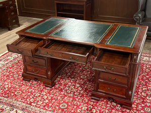 Vintage bureau, klassiek Engels bureau, Mahoniehout, groen leer, 611