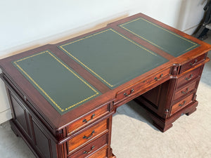 Vintage bureau, klassiek Engels bureau, mahoniehout, groen leer, 715