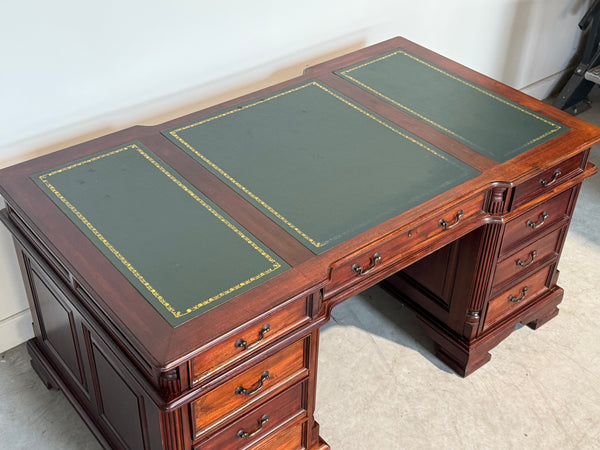 Vintage bureau, klassiek Engels bureau, mahoniehout, groen leer, 715