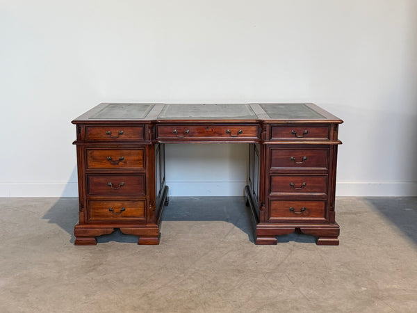 Vintage bureau, klassiek Engels bureau, mahoniehout, groen leer, 715