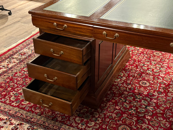 Vintage bureau, partnerdesk, klassiek Engels bureau,  mahoniehout, groen leer, 673